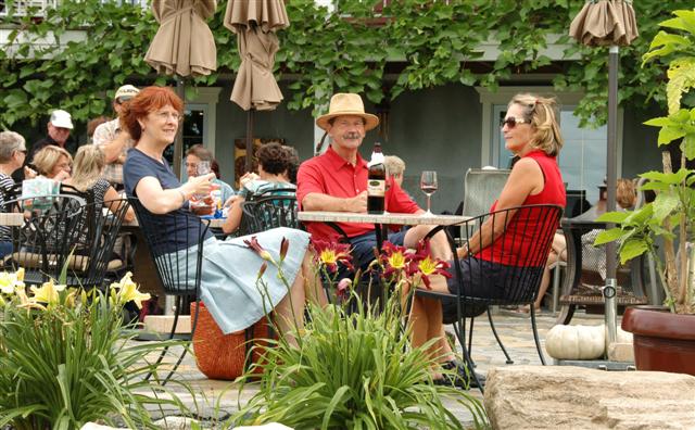 Assis  la terrasse